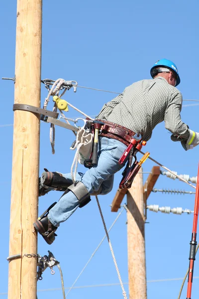 Electrical lineman student working on pole — Stock Photo, Image