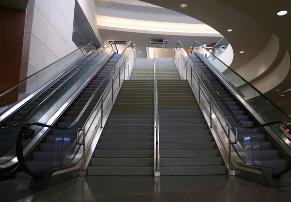 Escaleras y escaleras mecánicas — Foto de Stock