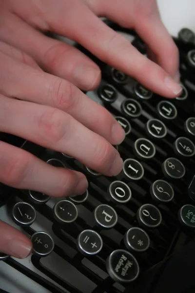 Manos escribiendo en una vieja máquina de escribir — Foto de Stock