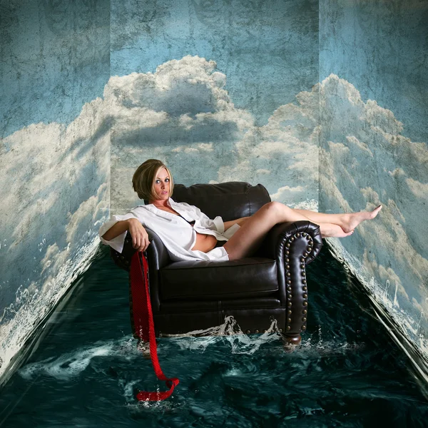 Femme sur chaise flottant — Photo