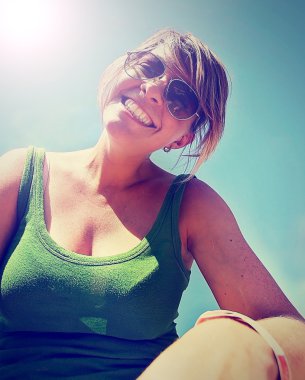 sevimli kız kameraya gülümseyen