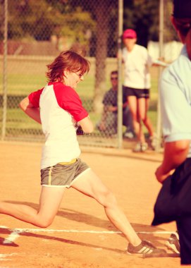 Softbol ev plaka dokunmadan kız