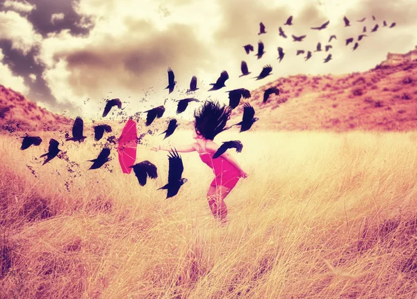 Menina em um campo com um guarda-chuva — Fotografia de Stock