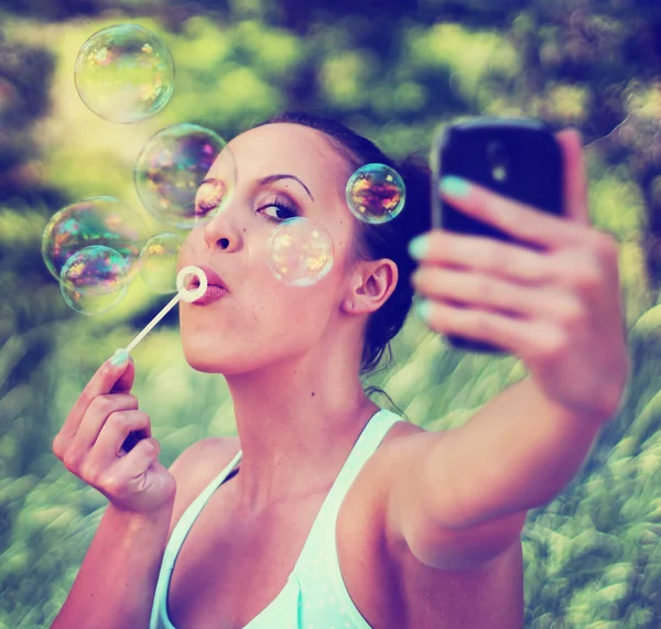 Söt flicka blåser bubblor — Stockfoto