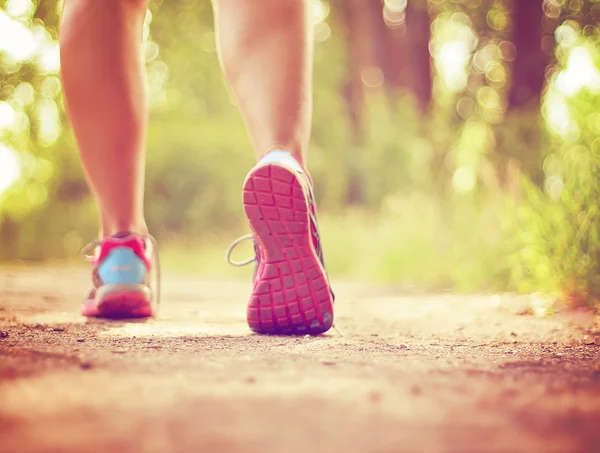 Paire de jambes athlétiques jogging — Photo