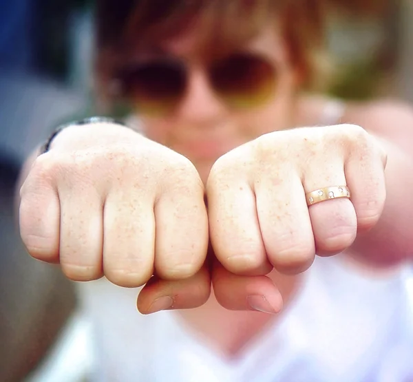 Girl showing fists — Stock Photo, Image