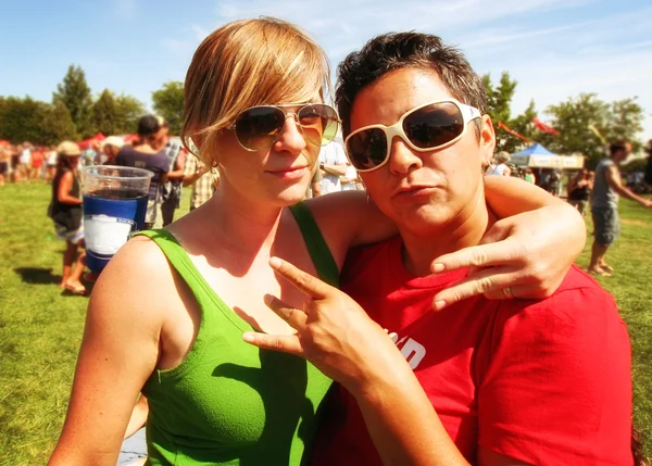 Two girls at local park festival — Stock Photo, Image