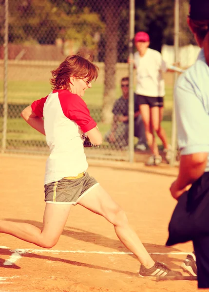 Dotknięcie tablicy domu w softball dziewczyna — Zdjęcie stockowe