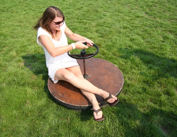 Meisje spinnen op een speelplaats — Stockfoto