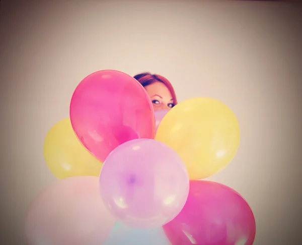 Chica escondida detrás de un montón de globos —  Fotos de Stock