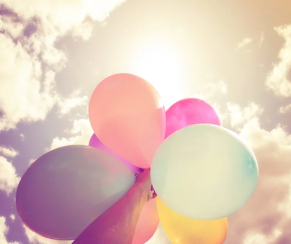 Çok tutan kişi renkli balonlar — Stok fotoğraf