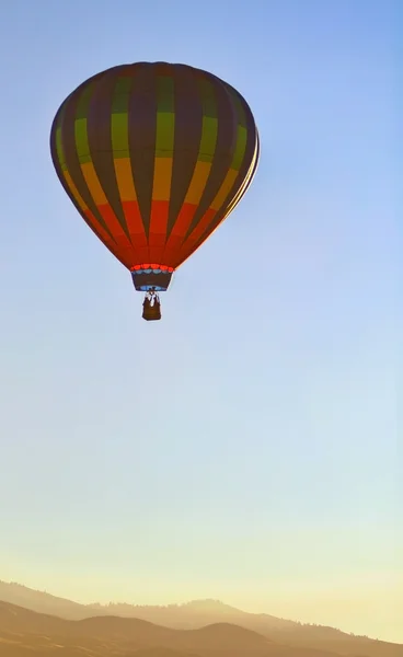 Varmluftsballong på himlen — Stockfoto