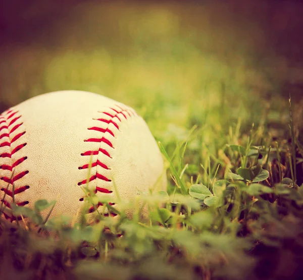 Beisebol na grama — Fotografia de Stock