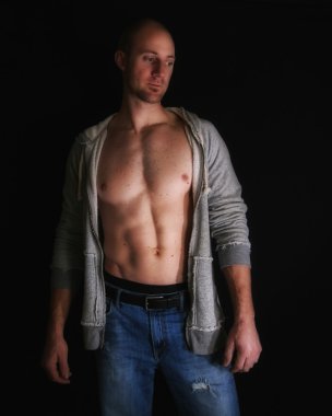 Gömleğini olmayan adam