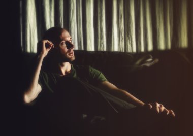 Kanepede oturan adam