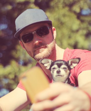 Adam kameraya gülümseyen köpek ile