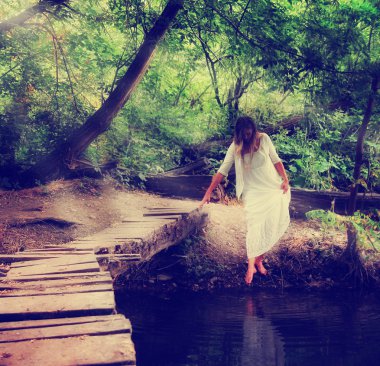 Beyaz elbiseli güzel kadın.