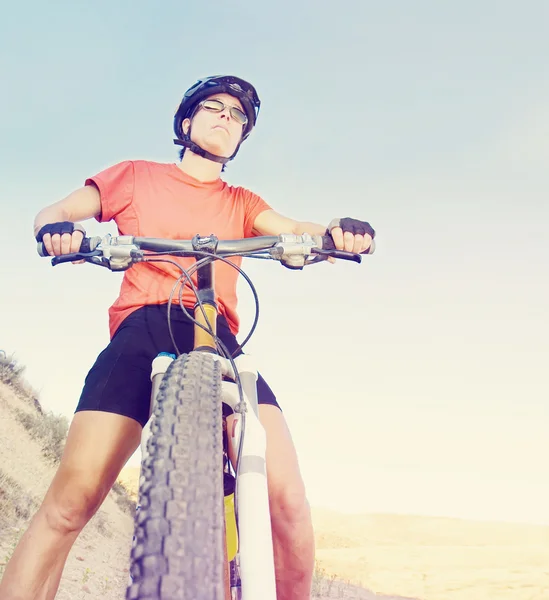Flicka på cykel i bergen — Stockfoto