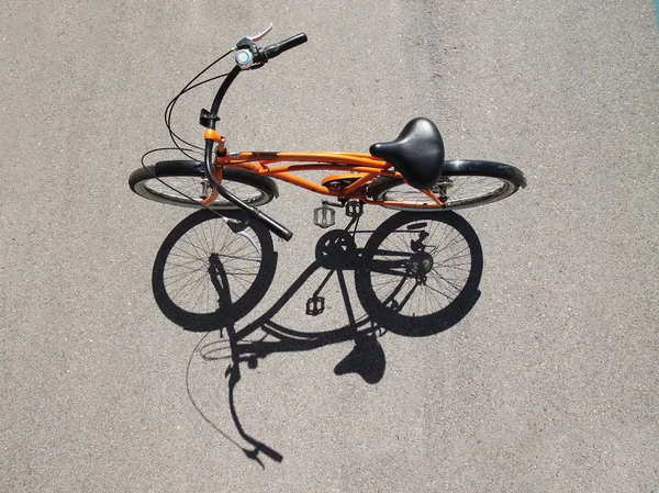 Kruiser fiets met schaduw — Stockfoto