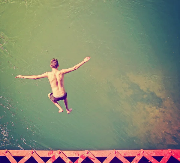 Niño saltando en el río — Foto de Stock