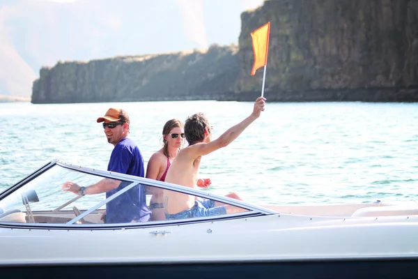 Un montón de gente en un barco —  Fotos de Stock