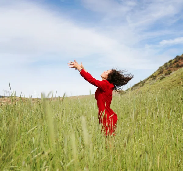 Fille marche dans un champ — Photo