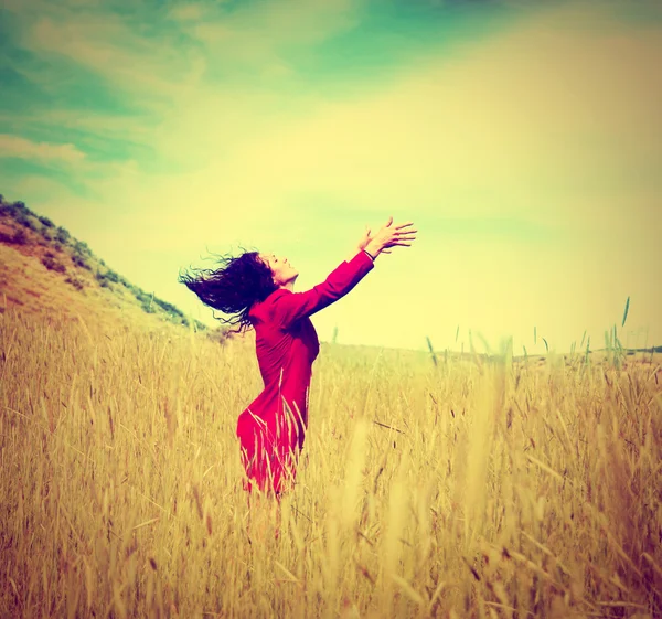 Chica caminando en un campo —  Fotos de Stock