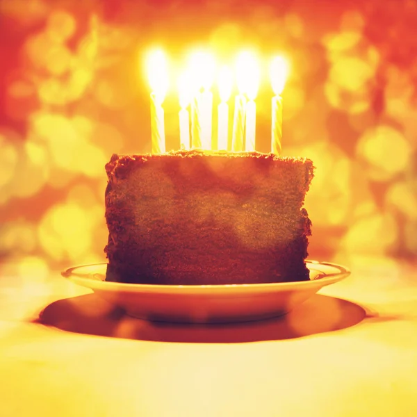 Pièce de gâteau d'anniversaire avec des bougies — Photo