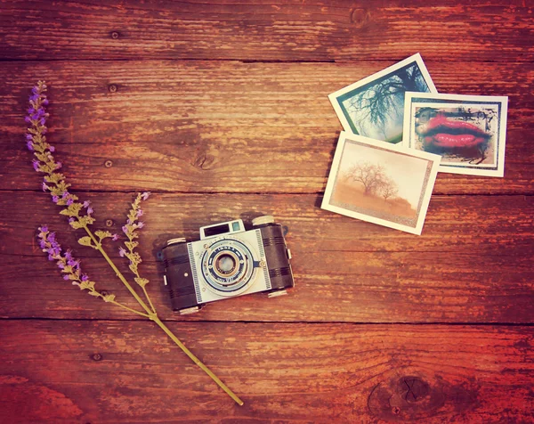 Cámara de fotos vintage sobre mesa de madera — Foto de Stock