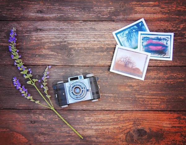 Cámara de fotos vintage sobre mesa de madera — Foto de Stock