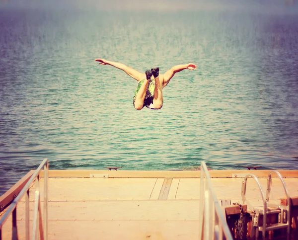 Rapaz a saltar para a lagoa — Fotografia de Stock