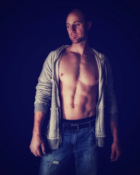 Muskulös man utan sin skjorta — Stockfoto