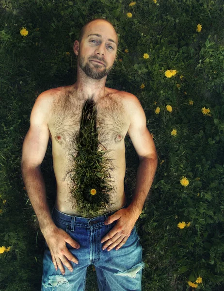 Мужчина без рубашки в окружении сорняков — стоковое фото