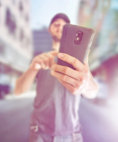 Jonge man met behulp van een mobiele telefoon — Stockfoto