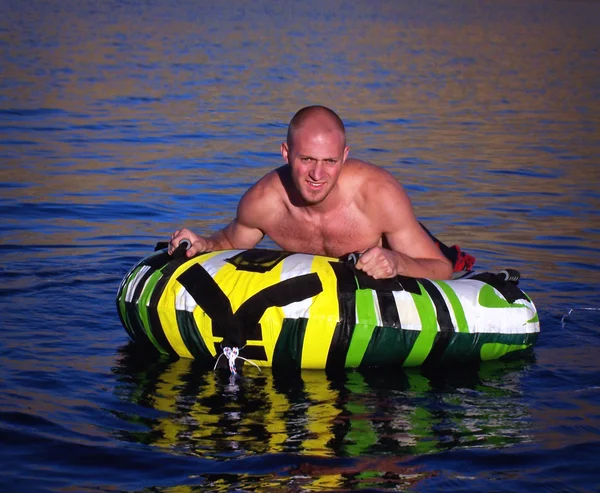 Tubo de agua del hombre en un lago — Foto de Stock