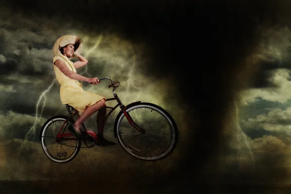 竜巻で自転車の女の子 — ストック写真