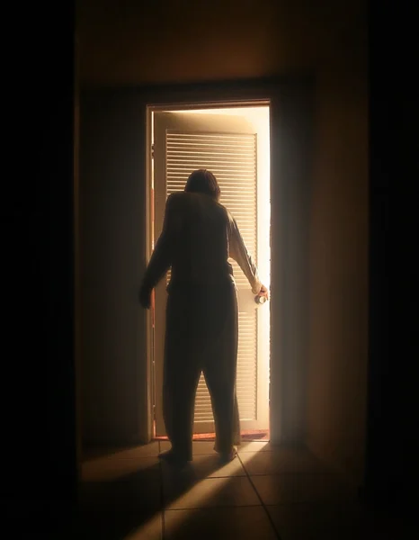 Ατόμου έξω από την πόρτα του υπνοδωματίου — Φωτογραφία Αρχείου