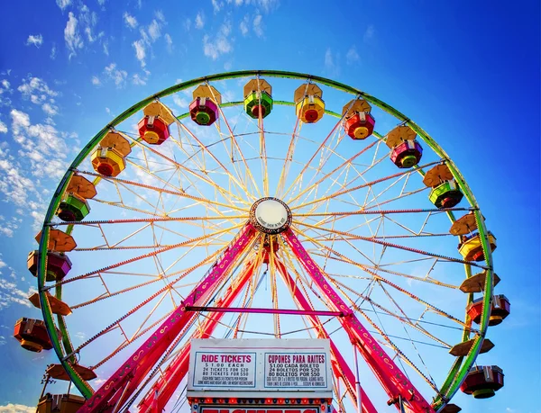 Rueda de la fortuna en luna park — Foto de Stock