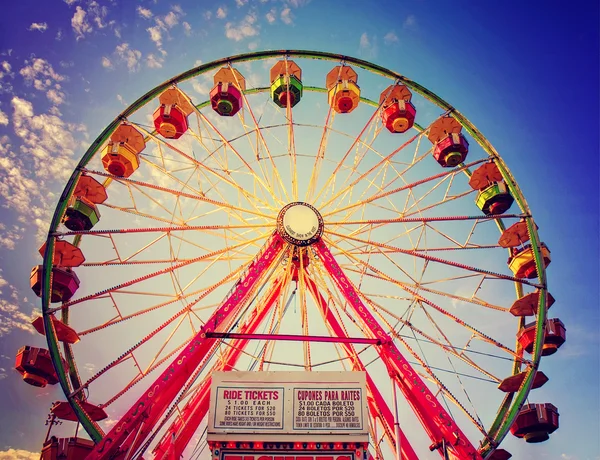 Rueda de la fortuna en luna park — Foto de Stock