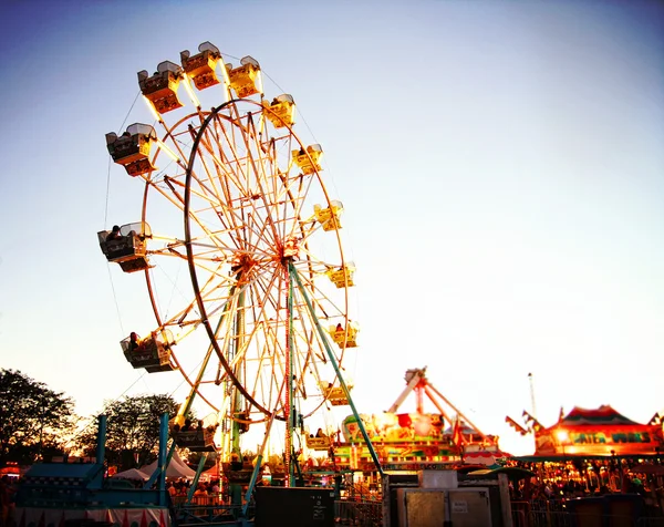 Rueda de la fortuna en luna park —  Fotos de Stock