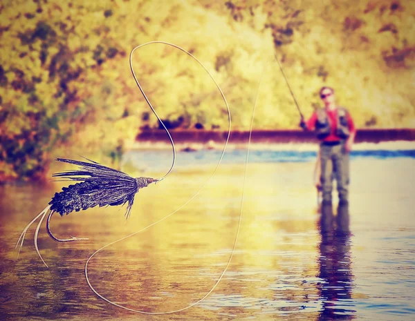 Рыбалка на муху в реке — стоковое фото