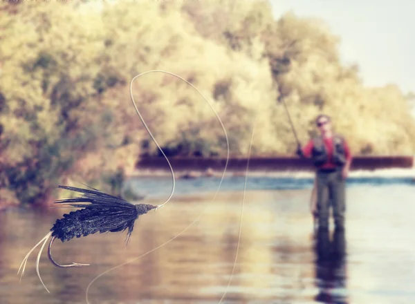 Pêche à la mouche dans une rivière — Photo