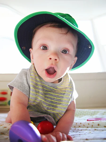 Chłopiec z czapką na koc — Zdjęcie stockowe