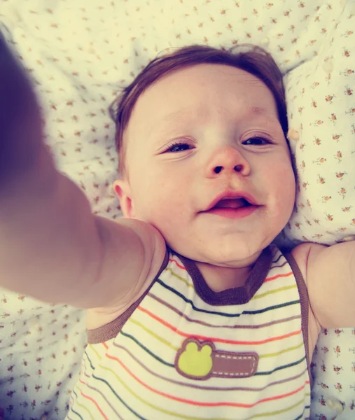 Lindo chico riendo en una manta — Foto de Stock