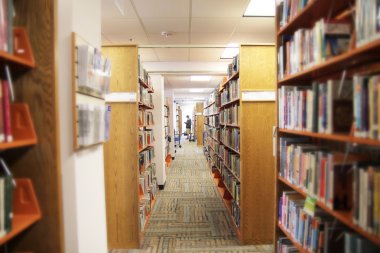 Koridorda Halk Kütüphanesi