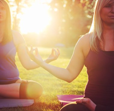 İki kadın bir yoga meditasyon poz