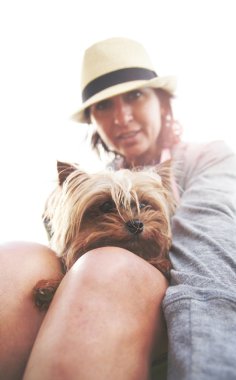 kadın ve küçük köpeği