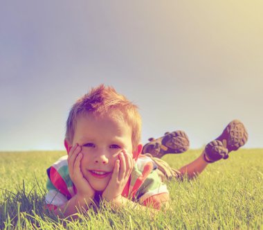 Çim döşeme çocuk