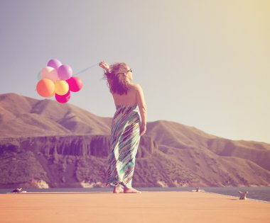 Kadın üstünde rıhtım balonlar ile