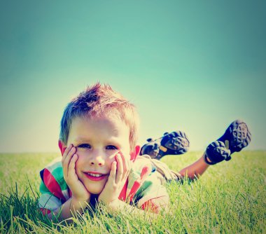 Çim döşeme çocuk